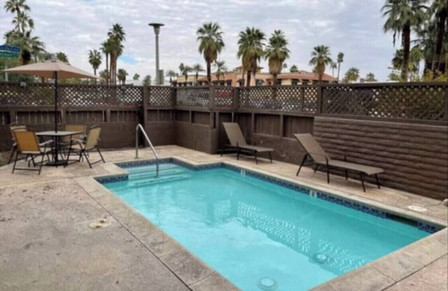 Historic Tennis Club Apartamento | Apt B - 1bed/1bath furnished, private fenced patio in downtown Palm Springs!