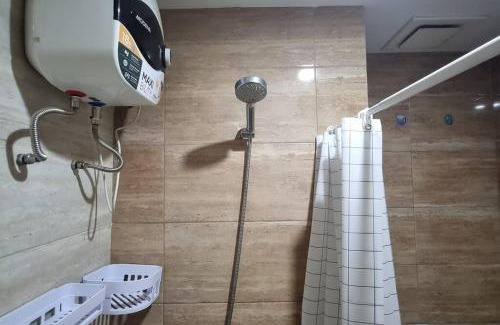 Ciputat Apartamento | Apt Breeze Bintaro 1BR with Pool, Wi-Fi and Netflix by Damaresa