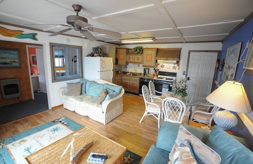 Dewey Beach Apartamento | Seaside Retreat Beach Block 2 BR DOG Friendly 100 pasos de la playa