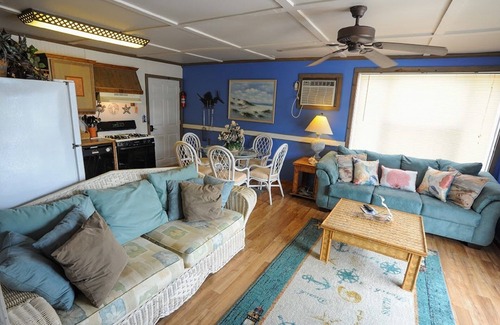 Dewey Beach Apartamento | Seaside Retreat Beach Block 2 BR DOG Friendly 100 pasos de la playa