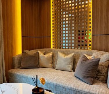 Pondok Aren Apartamento | Apt Embarcadero 2BR with Netflix & Pool by Damaresa