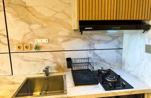 Pondok Aren Apartamento | Apt Embarcadero 2BR with Netflix & Pool by Damaresa
