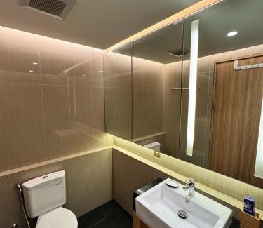 Pondok Aren Apartamento | Apt Embarcadero 2BR with Netflix & Pool by Damaresa