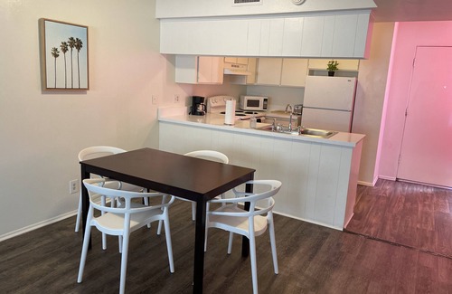 Historic Tennis Club Apartamento | Apt G - furnished 1bed/1bath, second floor,in the heart of downtown Palm Springs