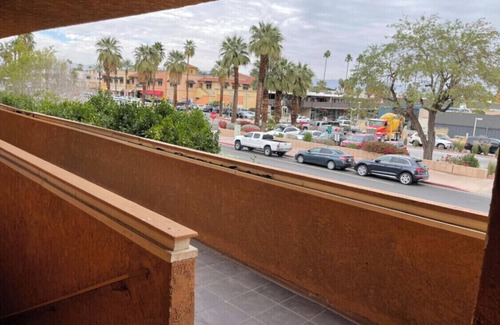 Historic Tennis Club Apartamento | Apt H- upstairs furnished 2bed/2bath in DT Palm Springs with mountain view