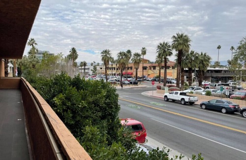 Historic Tennis Club Apartamento | Apt H- upstairs furnished 2bed/2bath in DT Palm Springs with mountain view