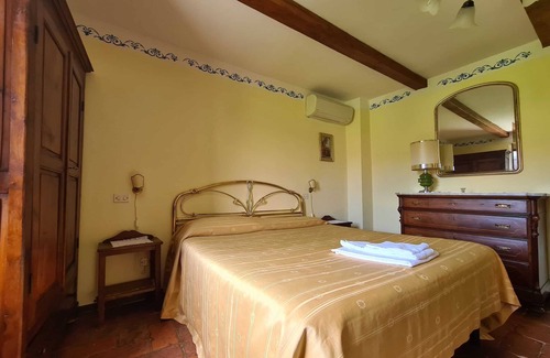 Camucia Apartamento | Apt near Cortona with a/c, pool, garden & beautiful views over the countryside
