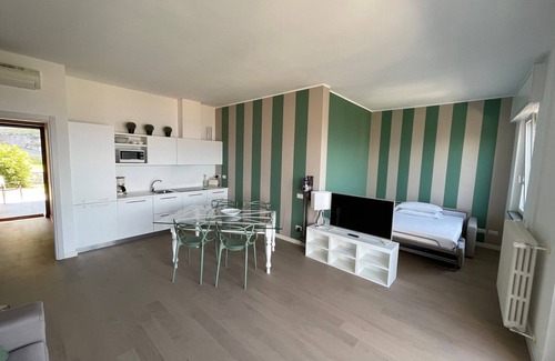 Stresa Apartamento | Apt in Stresa, superb view of Lake Maggiore, balcony, WiFi, A/C, garage & garden