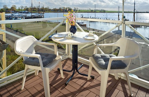 Oertzenhof Apartamento | Apt. MÖWENBLICK - Direct view of the beautiful harbor (Kirchsee) of Kirchdorf.