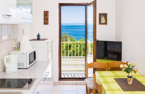 Bratus Apartamento | Apt next to the beach w balcony and sea view