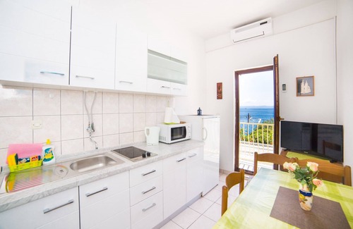 Bratus Apartamento | Apt next to the beach w balcony and sea view