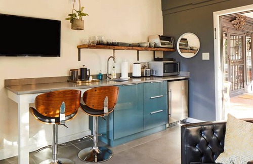 Crestline Heights Apartamento | Apt1 Edenbrae - Serene Walkable Modern Retreat Named Best in Bham