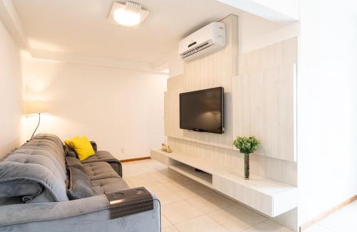 Barra Velha Apartamento | Apto em Barra Velha 340m da PRAIA com SACADA com CHURRASQUEIRA, AR CONDICIONADO WI-FI, PISCINA, PORTARIA 24h, ACADEMIA MINI MERCADO e vaga de GARAGEM