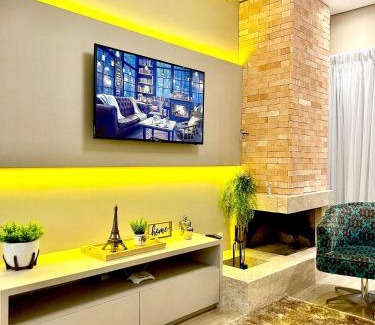 Carniel Apartamento | Apto Encantador com Lareira, piscina e jacuzzi