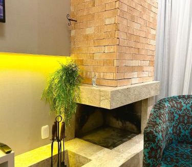 Carniel Apartamento | Apto Encantador com Lareira, piscina e jacuzzi