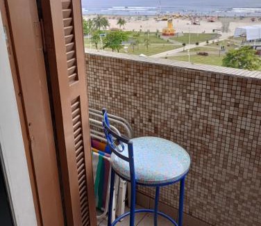 Itarare Apartamento | Apto Equivalente a 2 quartos pela possibilidade de pessoas Biombo para até três separações Equivalente portanto a 3 quartos para até 9 pessoas Sacada ampla andar alto e Sacada ampla