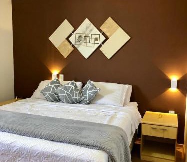 Guaratingueta Apartamento | Apto para CASAL com bela VISTA, cama KING, COZINHA COMPLETA, VARANDA, PISCINA, SAUNA, PORTARIA 24h e GARAGEM