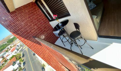 Guaratingueta Apartamento | Apto para CASAL com bela VISTA, cama KING, COZINHA COMPLETA, VARANDA, PISCINA, SAUNA, PORTARIA 24h e GARAGEM