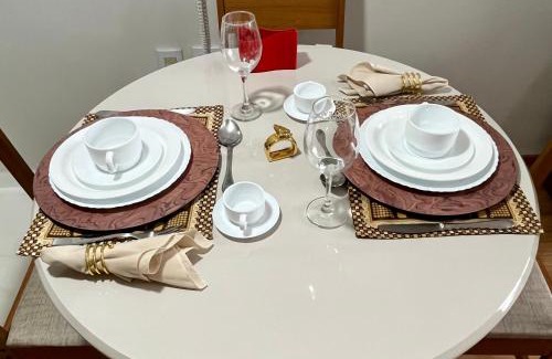 Guaratingueta Apartamento | Apto para CASAL com bela VISTA, cama KING, COZINHA COMPLETA, VARANDA, PISCINA, SAUNA, PORTARIA 24h e GARAGEM