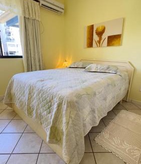 Piratuba Apartamento | Apto Violetas na Janela- 1 suíte climatizada- à 50m do Parque Termal!