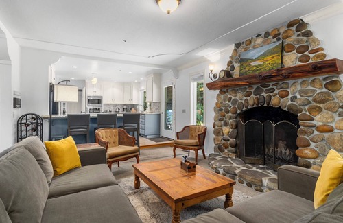 Aptos Casa | Aptos Oasis with hot tub!