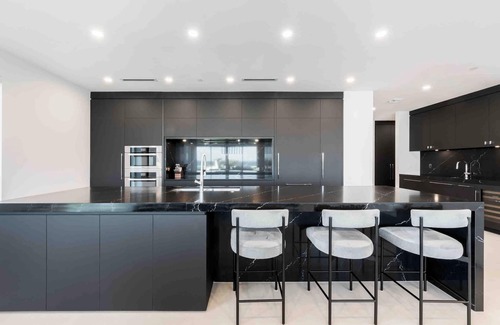 Seven Mile Beach Condominio | Aqua #2: Full-Floor Luxury Condo on 7Mile Beach w/Oceanfront Terrace, Private Hot Tub, & Communal Pool.