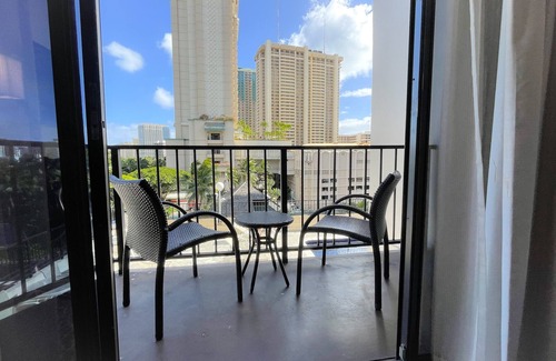 Waikiki Condominio | Aqua Palms 306 Condo by RedAwning