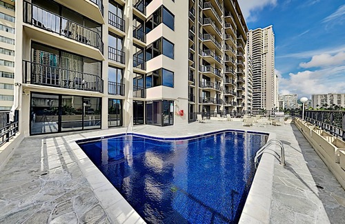 Waikiki Condominio | Aqua Palms 306 Condo by RedAwning