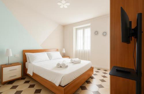 Paratico Apartamento | AQUARAMA - private pool - Lakefront apartment end free parking