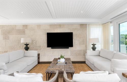 Pottsville Casa | Aquarium House - with direct beach access & pool