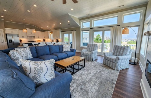 Southern Shores Casa | Aquarius - beautiful 6 bed room home w/Private Pool & Pickleball court!