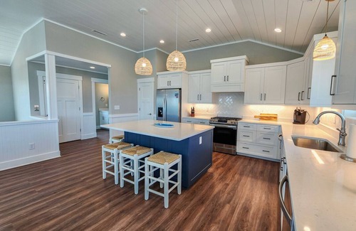 Southern Shores Casa | Aquarius - beautiful 6 bed room home w/Private Pool & Pickleball court!