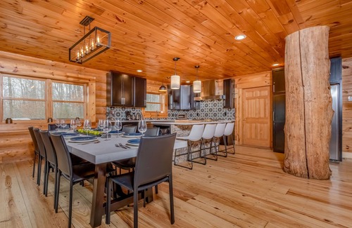 North Glade Hills Casa | Ar'ya Relaxed Chalet | Dock Slip + Hot Tub