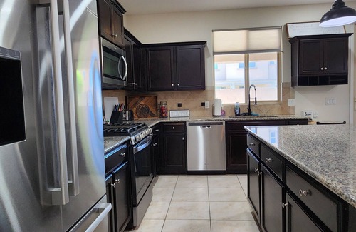 Yuma Casa | Araby! 5 star home, Spotless, king bed, all new appliances, near freeway!