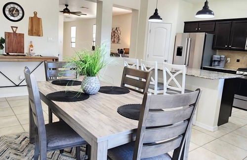 Yuma Casa | Araby! 5 star home, Spotless, king bed, all new appliances, near freeway!