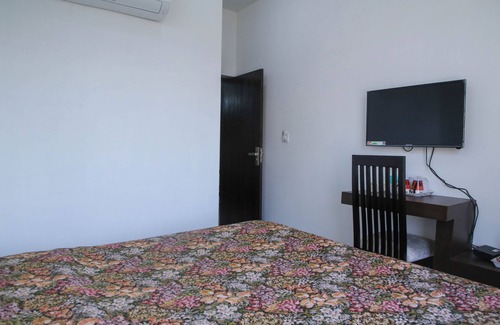 Taj Ganj Cama Y Desayuno | Aradhana's Home Stay Deluxe Room with Balcony.