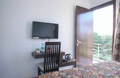 Taj Ganj Cama Y Desayuno | Aradhana's Home Stay Deluxe Room with Balcony.