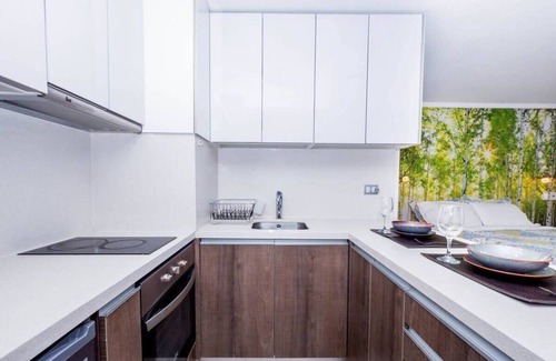 Apoquindo Apartamento | Retiro Arauco con estacionamiento, piscina, al lado de tiendas