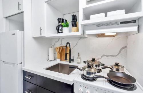 South Central Houston Casa | Arbor Villa 1 I Sleeps 30 Near Downtown Parking