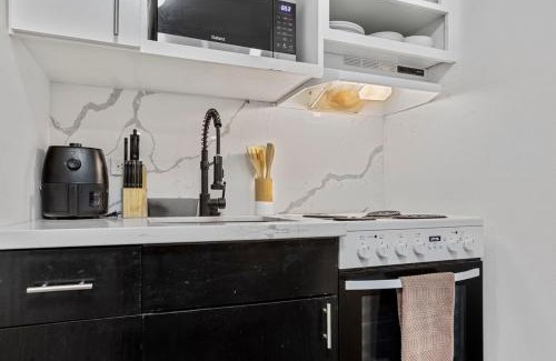 South Central Houston Casa | Arbor Villa 1 I Sleeps 30 Near Downtown Parking