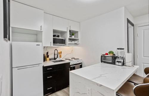 South Central Houston Casa | Arbor Villa 1 I Sleeps 30 Near Downtown Parking