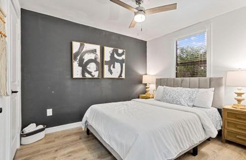 South Central Houston Casa | Arbor Villa 1 I Sleeps 30 Near Downtown Parking