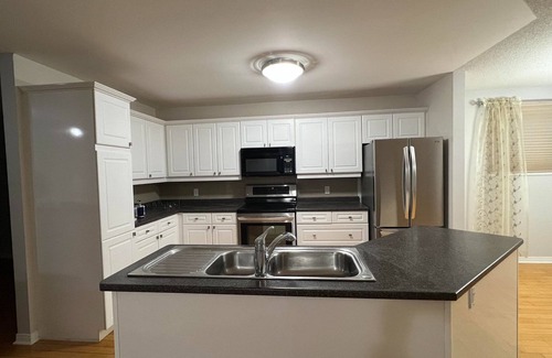 Kingston Casa | Arbour Ridge Vacation Home - Trail View! 5 bedrooms, 7 beds