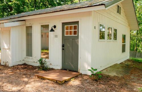 Mayfield Casa | Arbutus Lake-King Suite-Pontoon Rentals