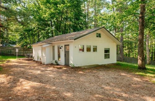 Mayfield Casa | Arbutus Lake-King Suite-Pontoon Rentals