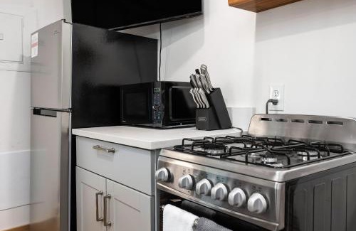Mayfield Casa | Arbutus Lake-King Suite-Pontoon Rentals