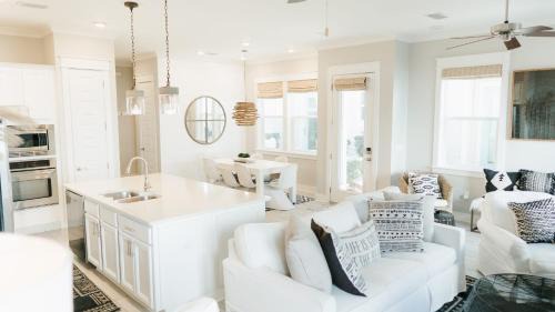 Panama City Beach Casa | Arcade Bar Prominence Resort Pool and Gym Access Close to Beach Sea Happy
