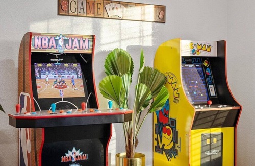 Citrus Heights Casa | Arcade Games w King Beds and a Private Backyard