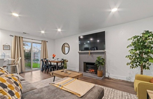 Citrus Heights Casa | Arcade Games w King Beds and a Private Backyard