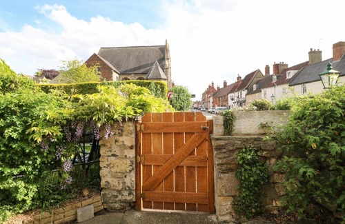 Lincoln Casa | Arch Cottage